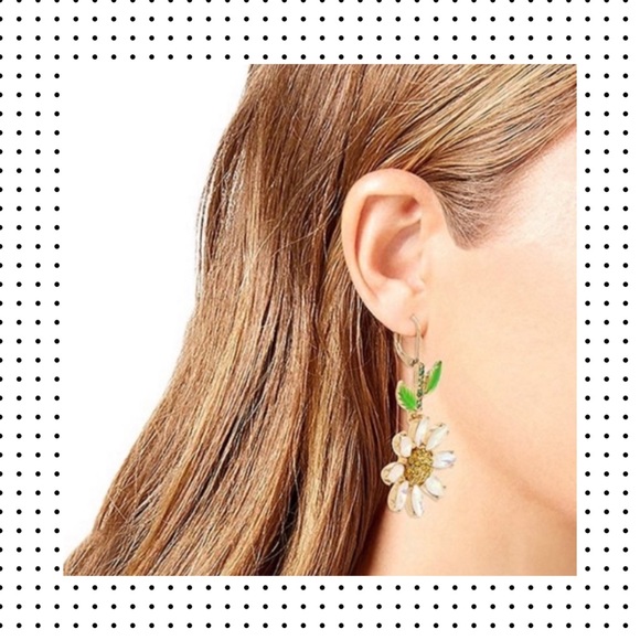 NWT Betsey Johnson - Daisy Drop Earrings - Picture 4 of 9